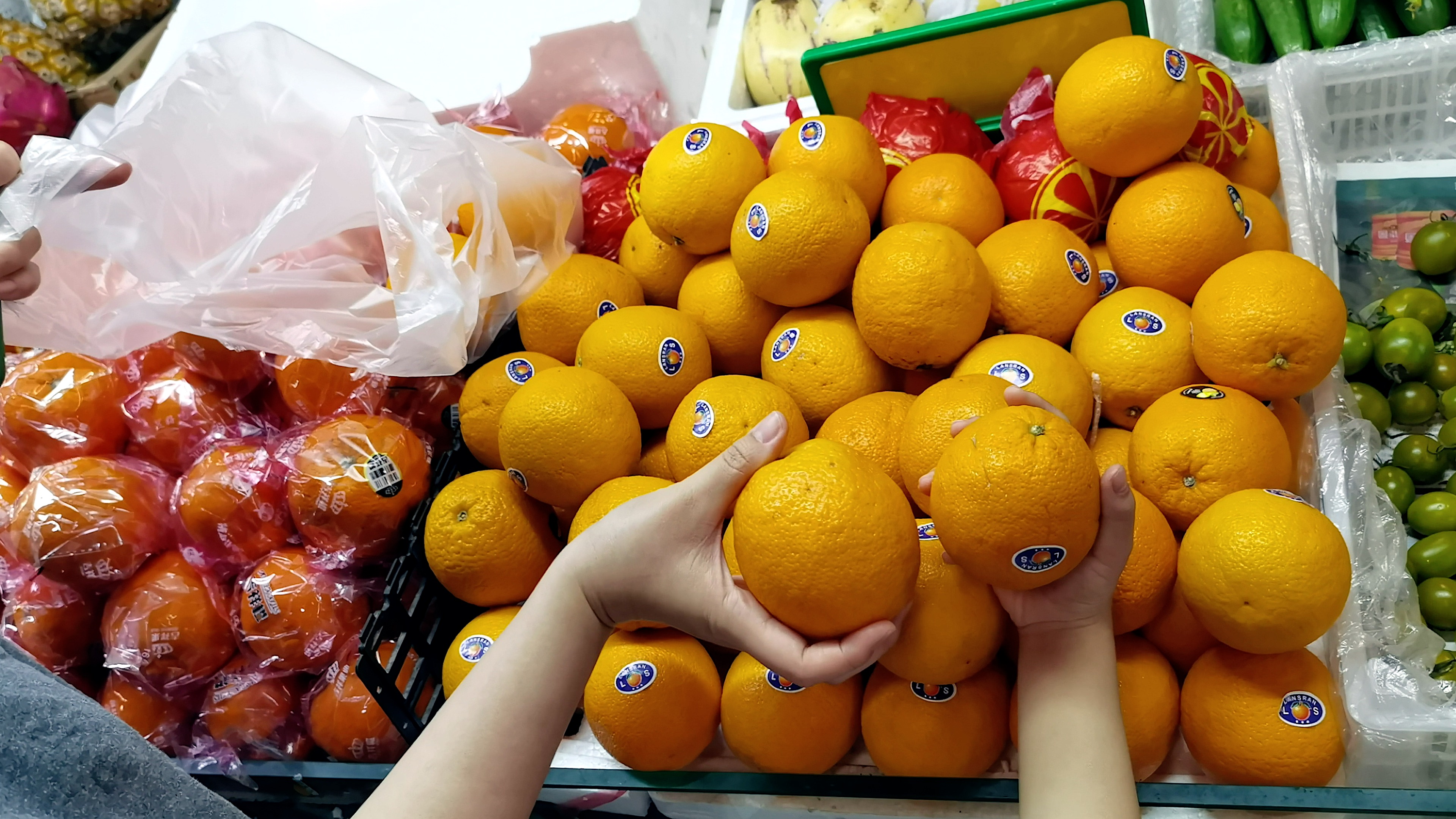 4K水果店购买挑选橙子视频的预览图