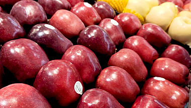 4K实拍水果店超市成列的各种苹果视频的预览图