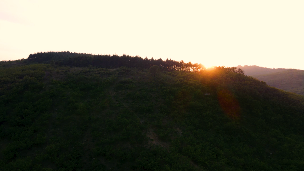 4K航拍逆光夕阳山峰唯美风景空镜头视频的预览图