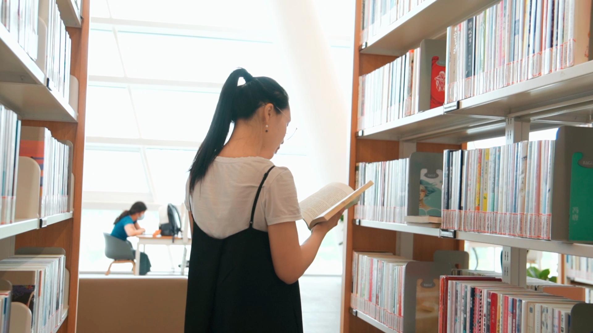 图书馆女孩子在看书背影实拍视频1080视频的预览图
