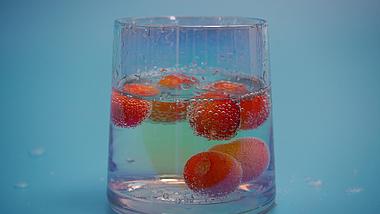 4K夏日自制樱桃水果气泡水饮料视频的预览图