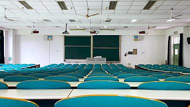 4K实拍空教室空座位黑板讲桌课堂毕业季视频的预览图