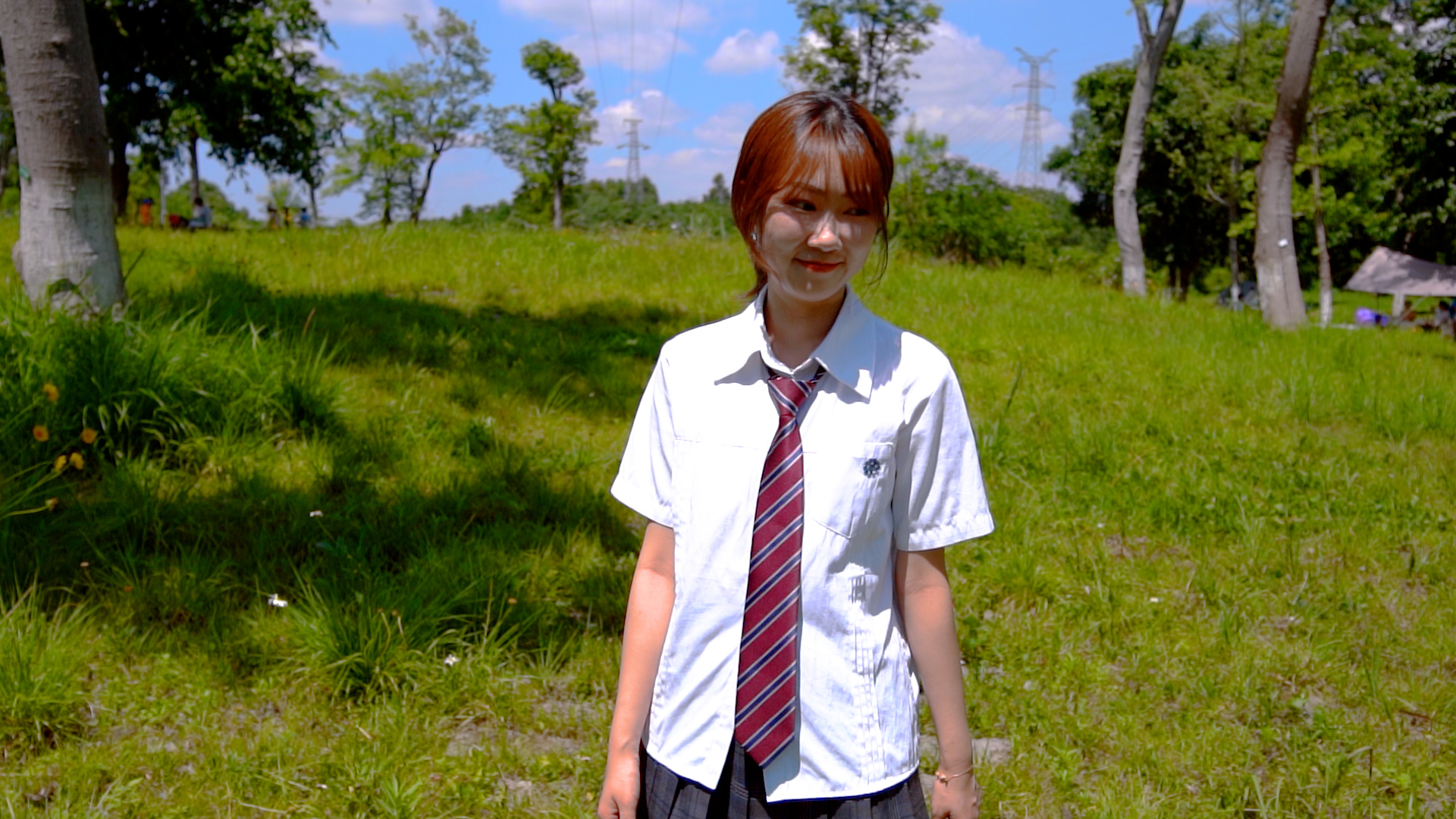 4K升格慢动作日系女孩夏季草坪游玩视频的预览图