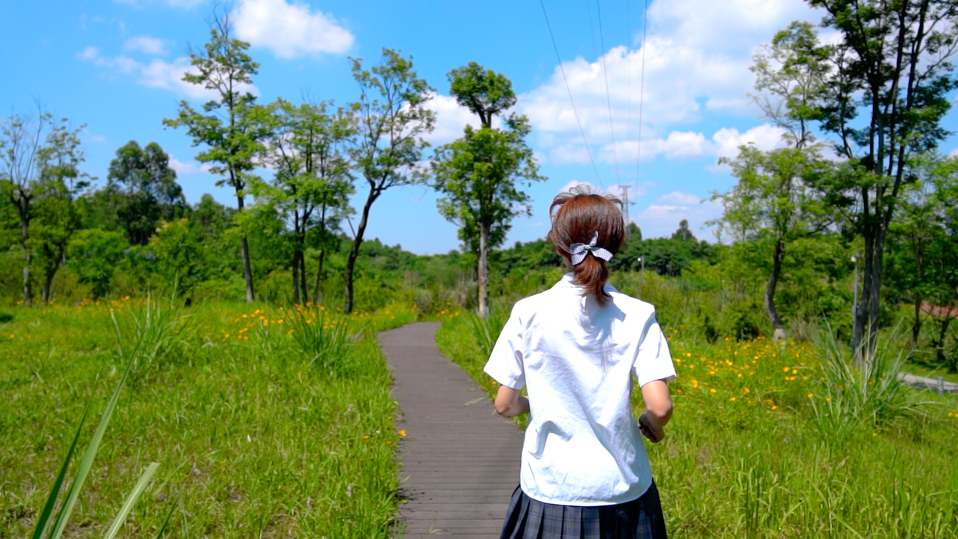 4K升格慢动作蓝天白云日系女孩公园小跑背影视频的预览图