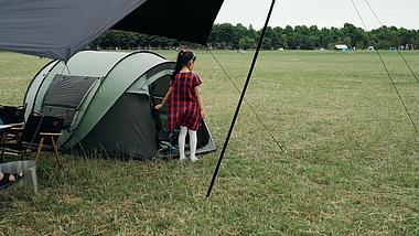 4K夏天户外集体露营搭帐篷天幕视频的预览图