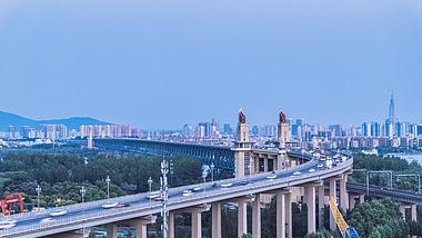 4K实拍南京长江大桥车流日转夜延时摄影视频的预览图
