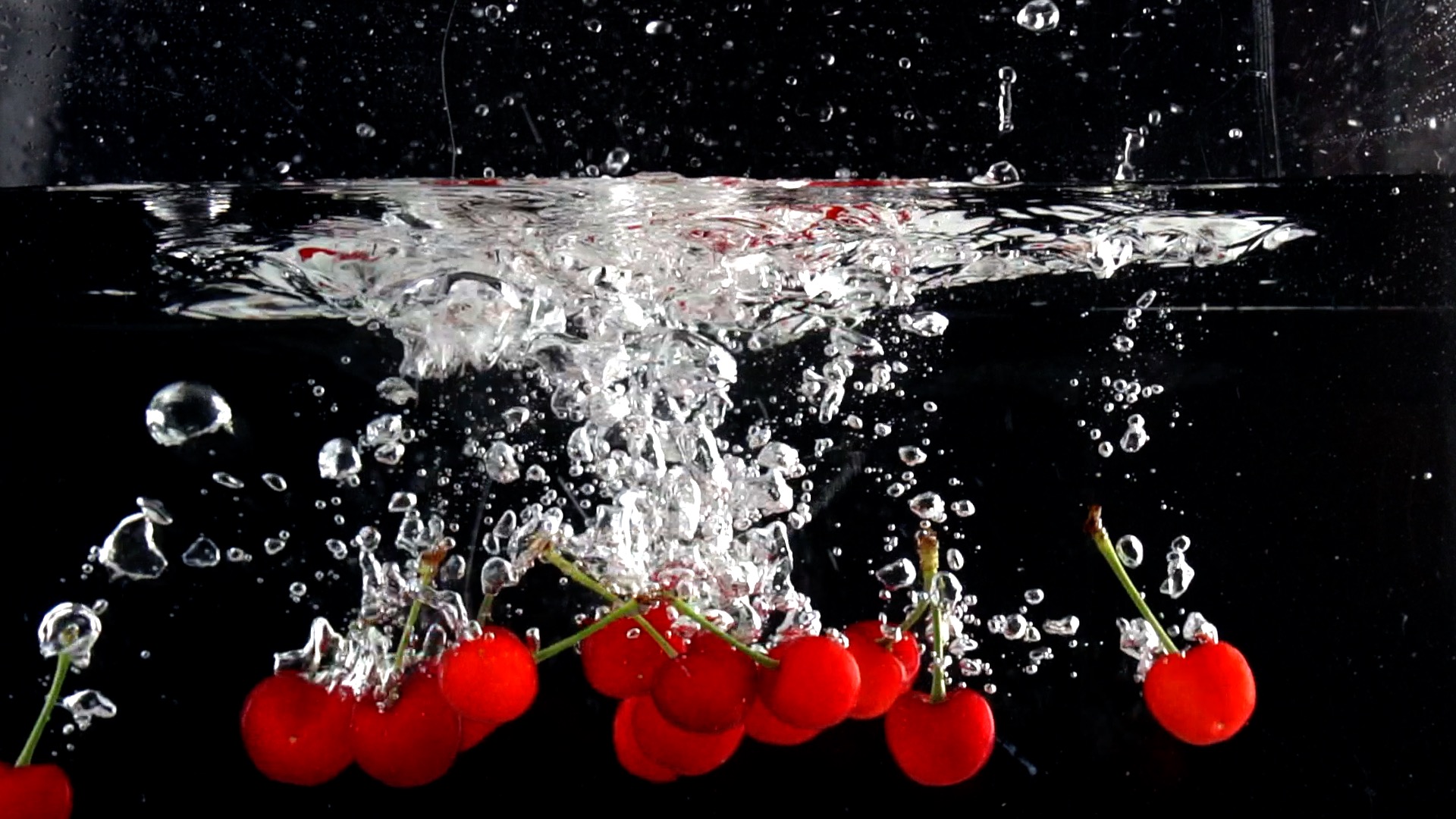 1080夏日水果樱桃溅水果汁饮料实拍视频视频的预览图