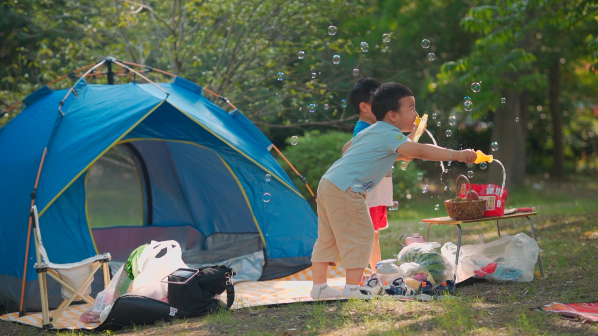 1080夏天户外露营儿童玩耍实拍视频视频的预览图