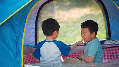 1080夏天户外露营儿童帐篷内吃零食玩耍实拍视频的预览图