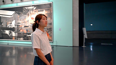 4K升格唯美女孩欣赏美术馆展览成品视频的预览图