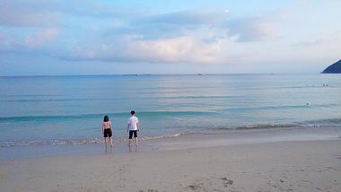 5.4K唯美航拍三亚大东海沙滩情侣游玩散步视频的预览图