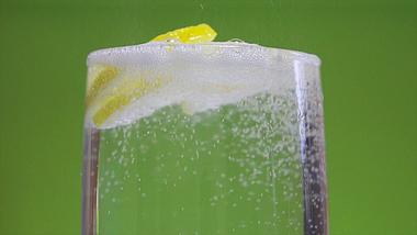 4K实拍自制柠檬气泡水饮料视频的预览图