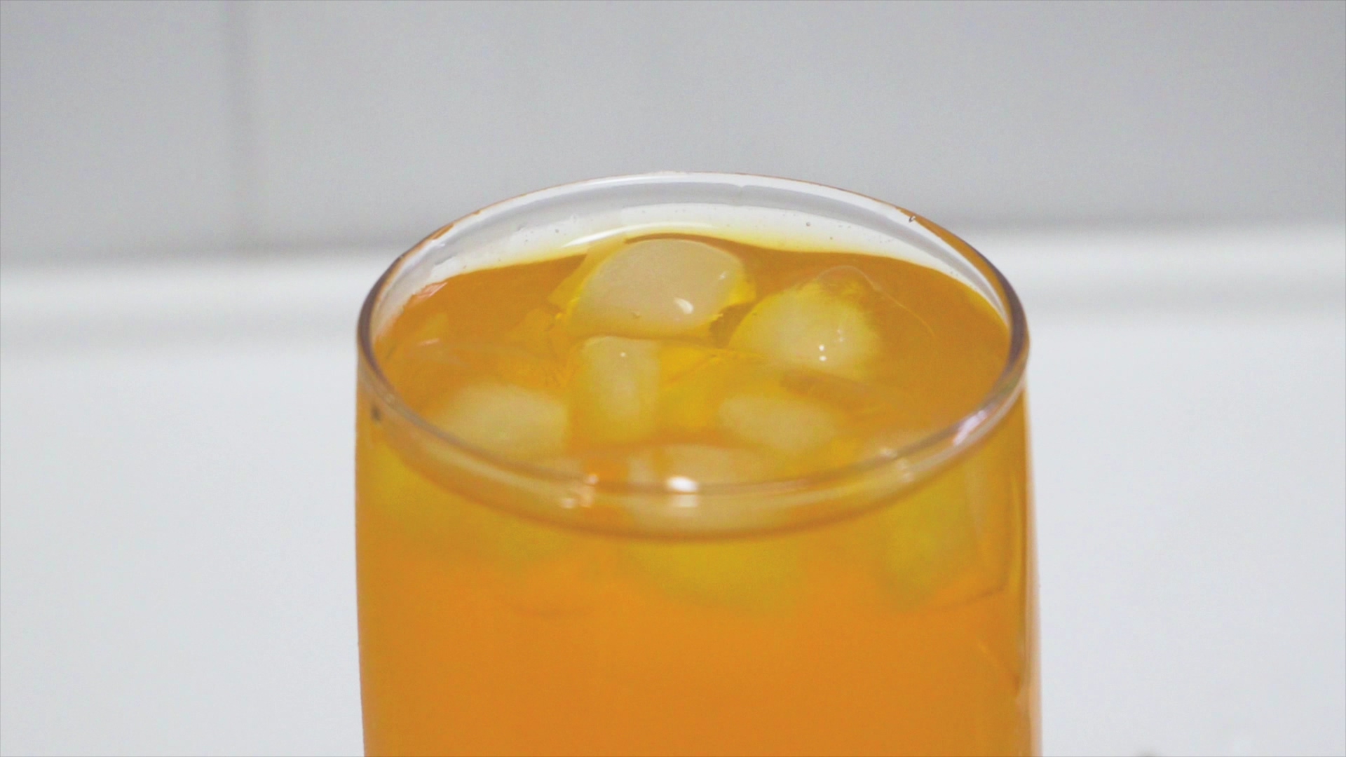 4K实拍夏日橙汁水果冰镇饮料视频的预览图