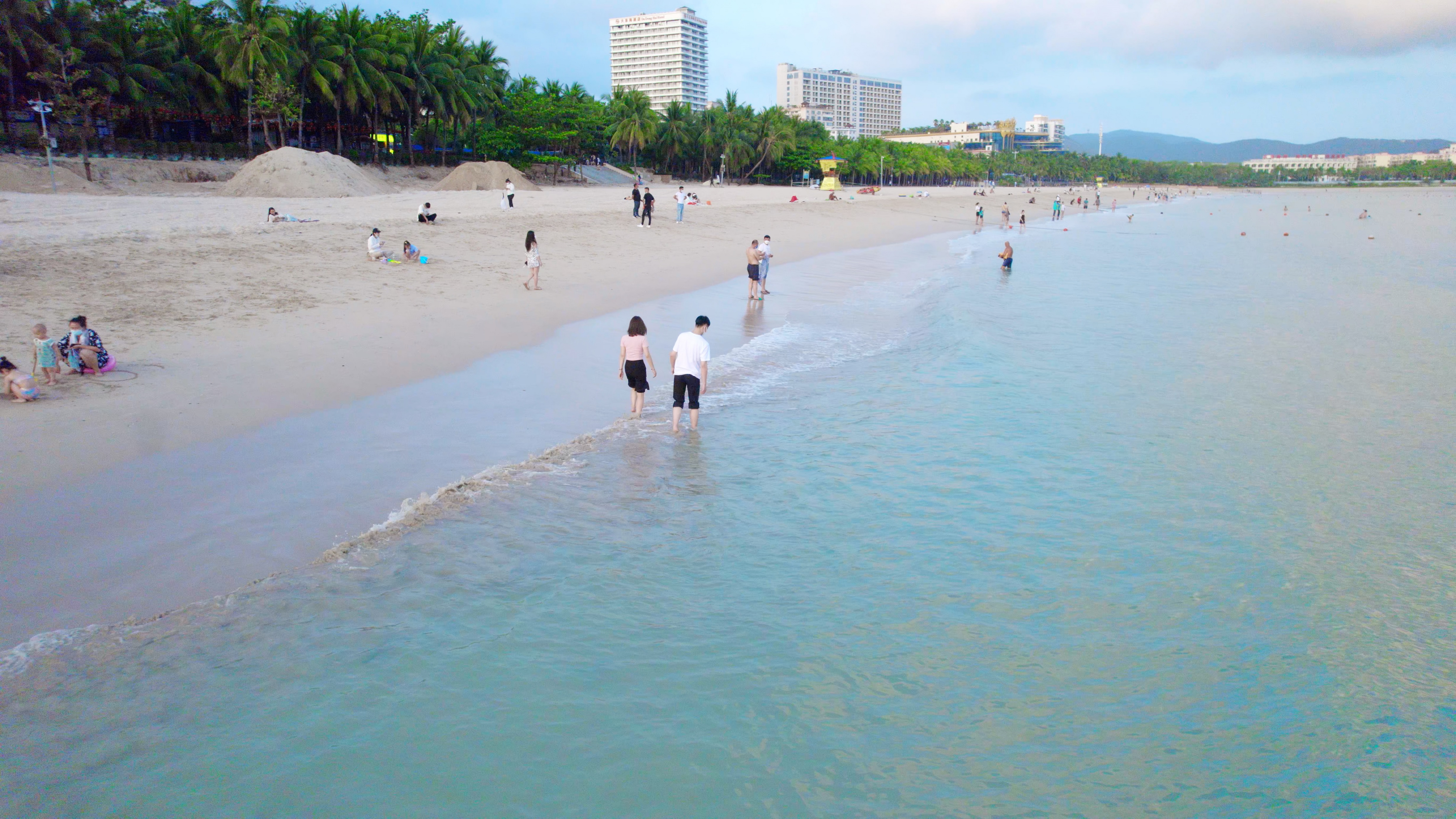 5.4K航拍俯瞰三亚东海水域人群游玩海滩视频的预览图