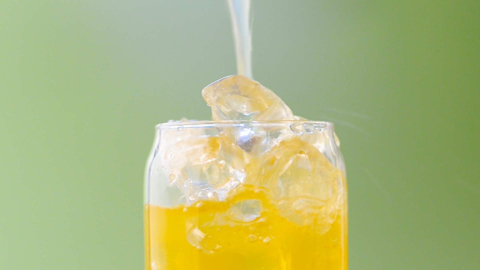 实拍1080P夏季玻璃杯里的冰镇橙汁视频的预览图