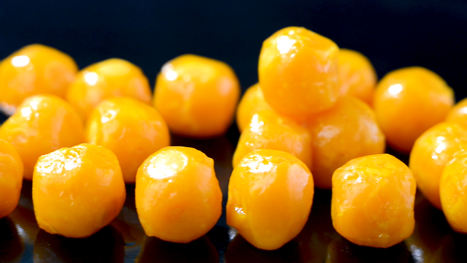 实拍1080P静物美食食材咸蛋黄视频的预览图