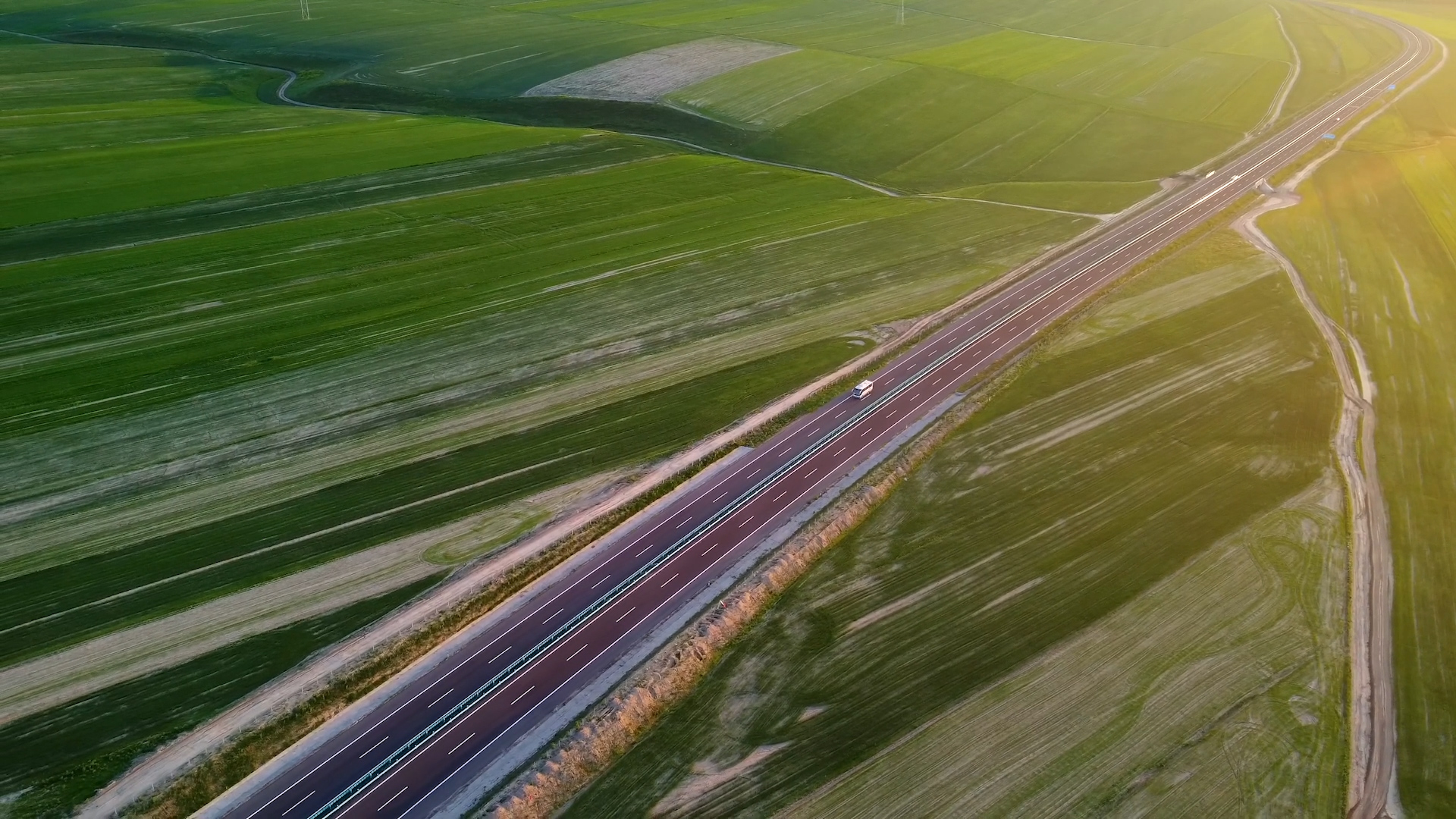 4K航拍田园公路上行驶的汽车视频的预览图