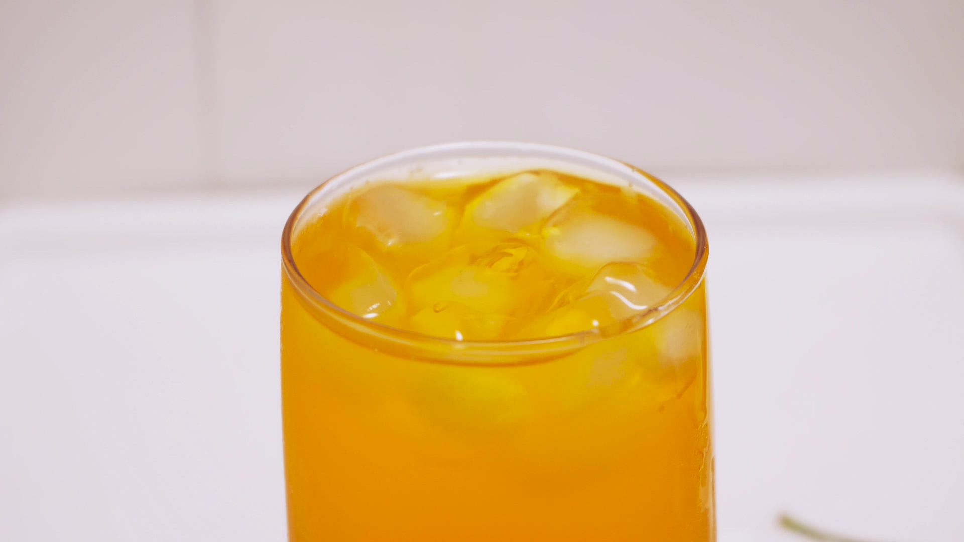 4K实拍夏日水果冰镇饮料自制冰镇橙汁视频的预览图