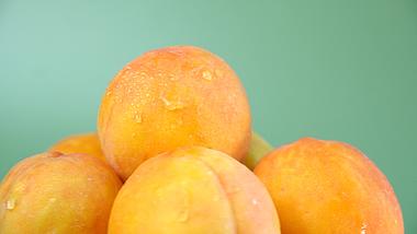 1080夏季新鲜水果黄桃实拍视频视频的预览图