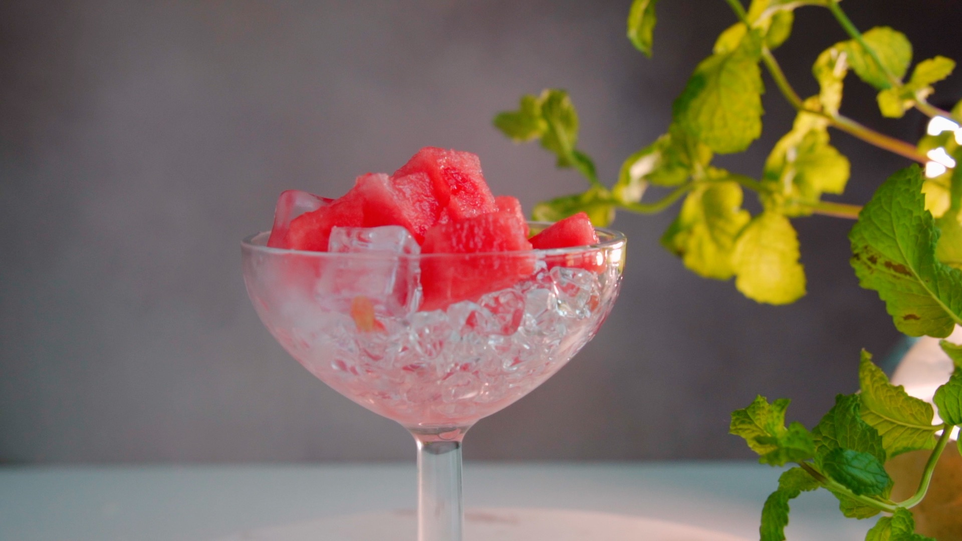 1080清凉夏季水果冰镇新鲜西瓜果肉实拍视频视频的预览图