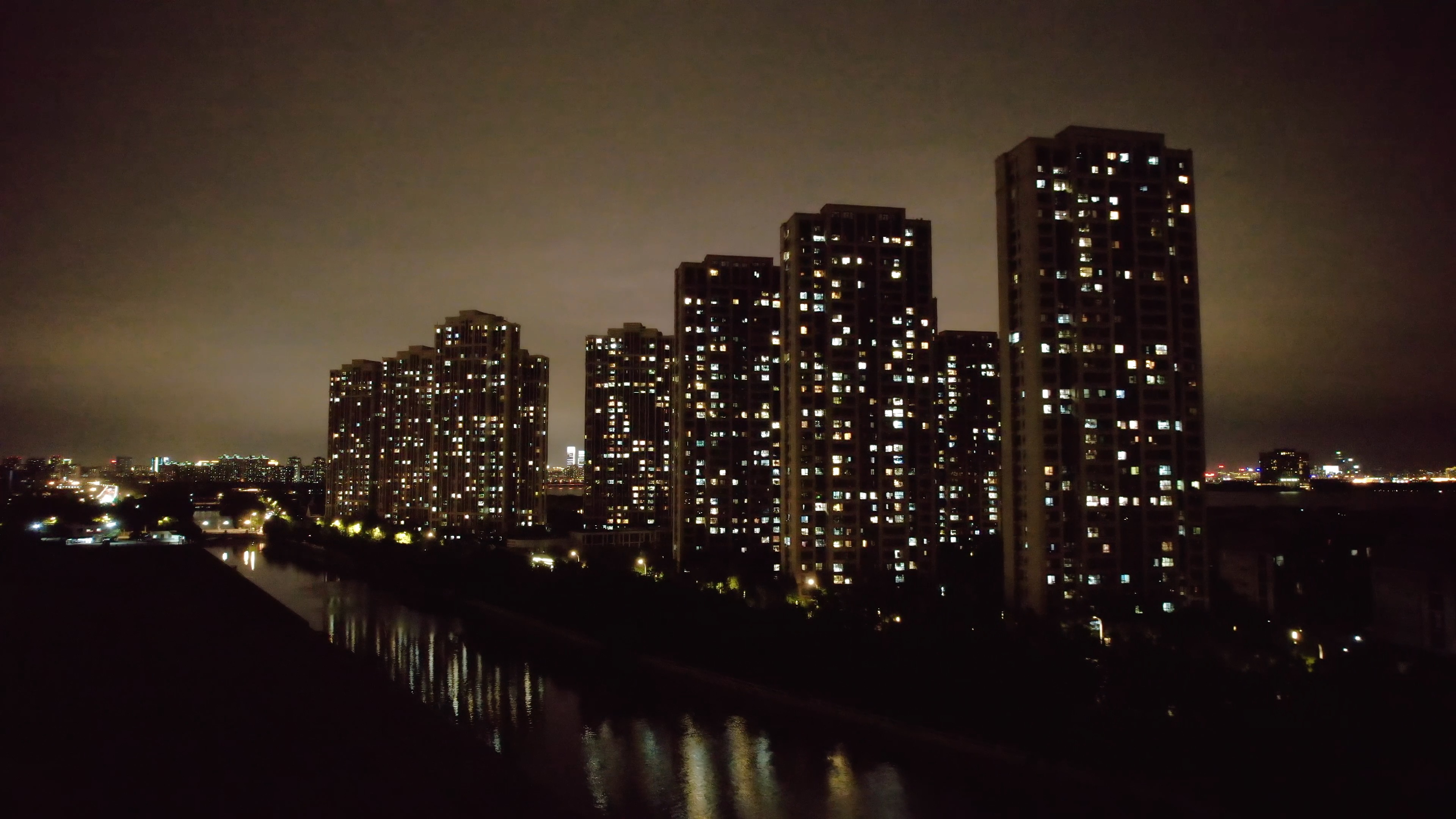 4k城市夜晚万家灯火航拍视频视频的预览图