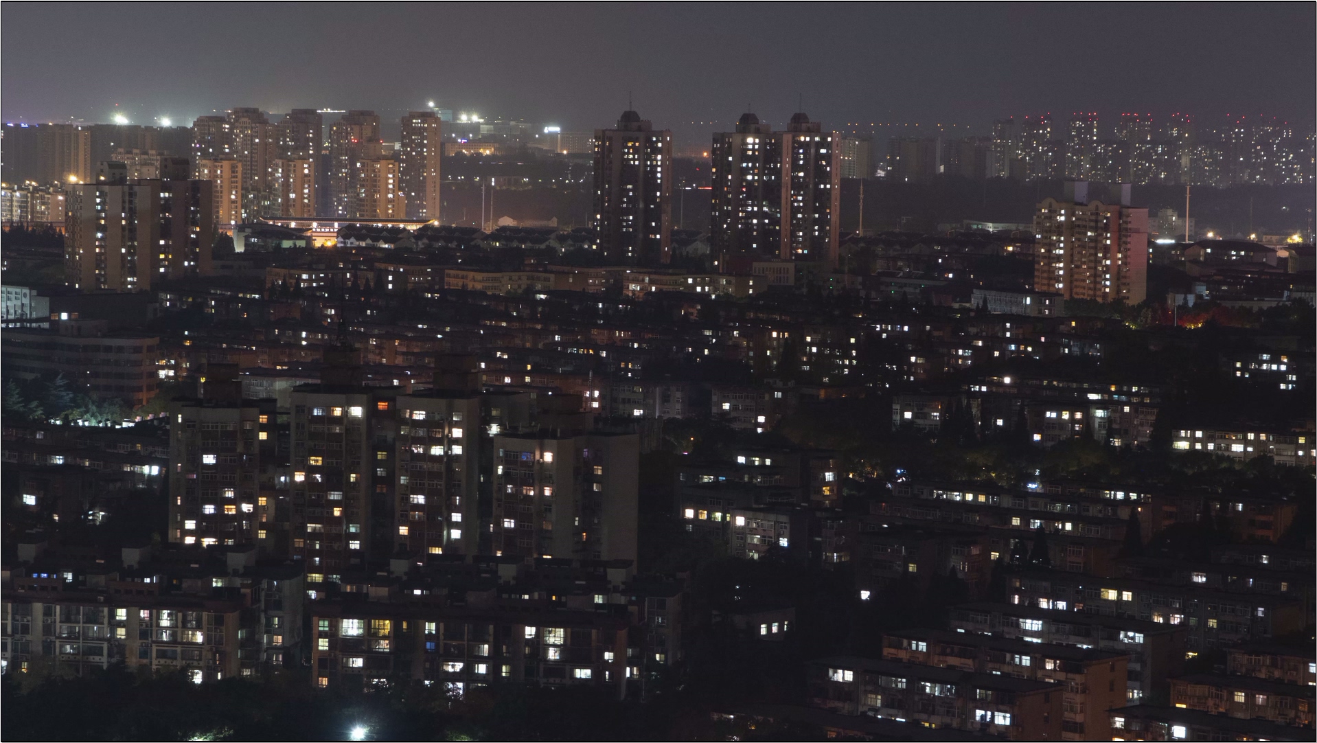 4K实拍万家灯火城市居民区延时摄影视频的预览图
