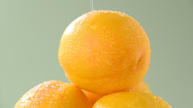 实拍1080水滴滴落在新鲜美味的黄桃上视频的预览图