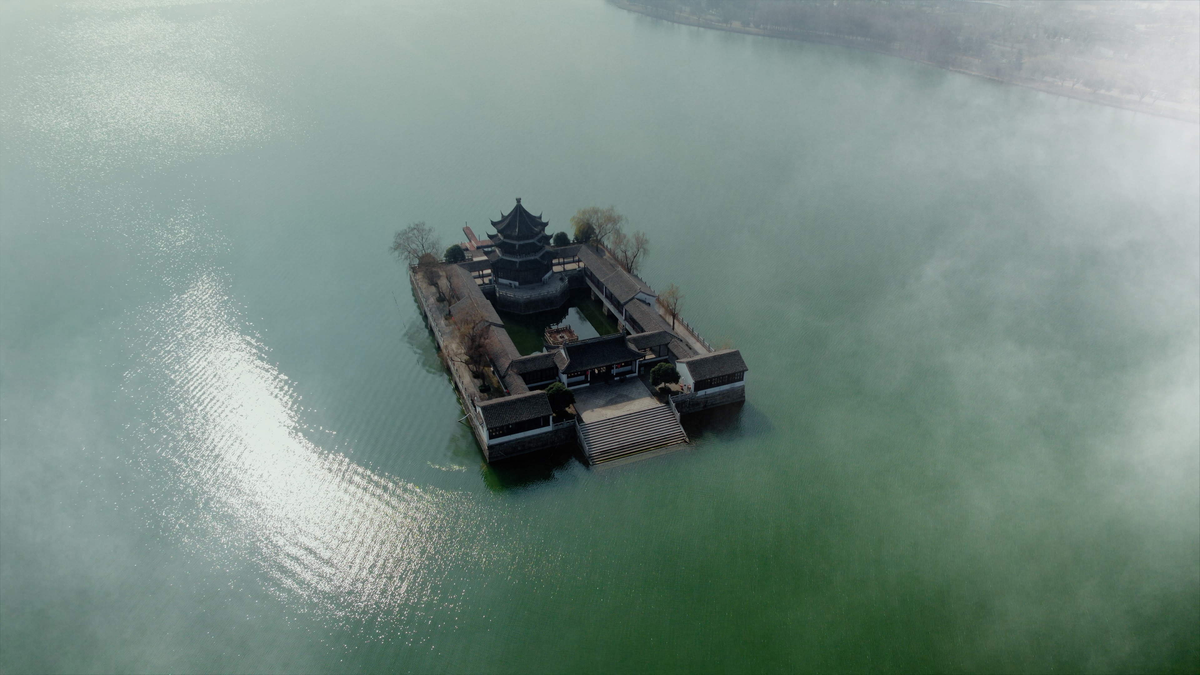 4k仙气飘飘石湖镜湖阁雾气意境航拍视频视频的预览图