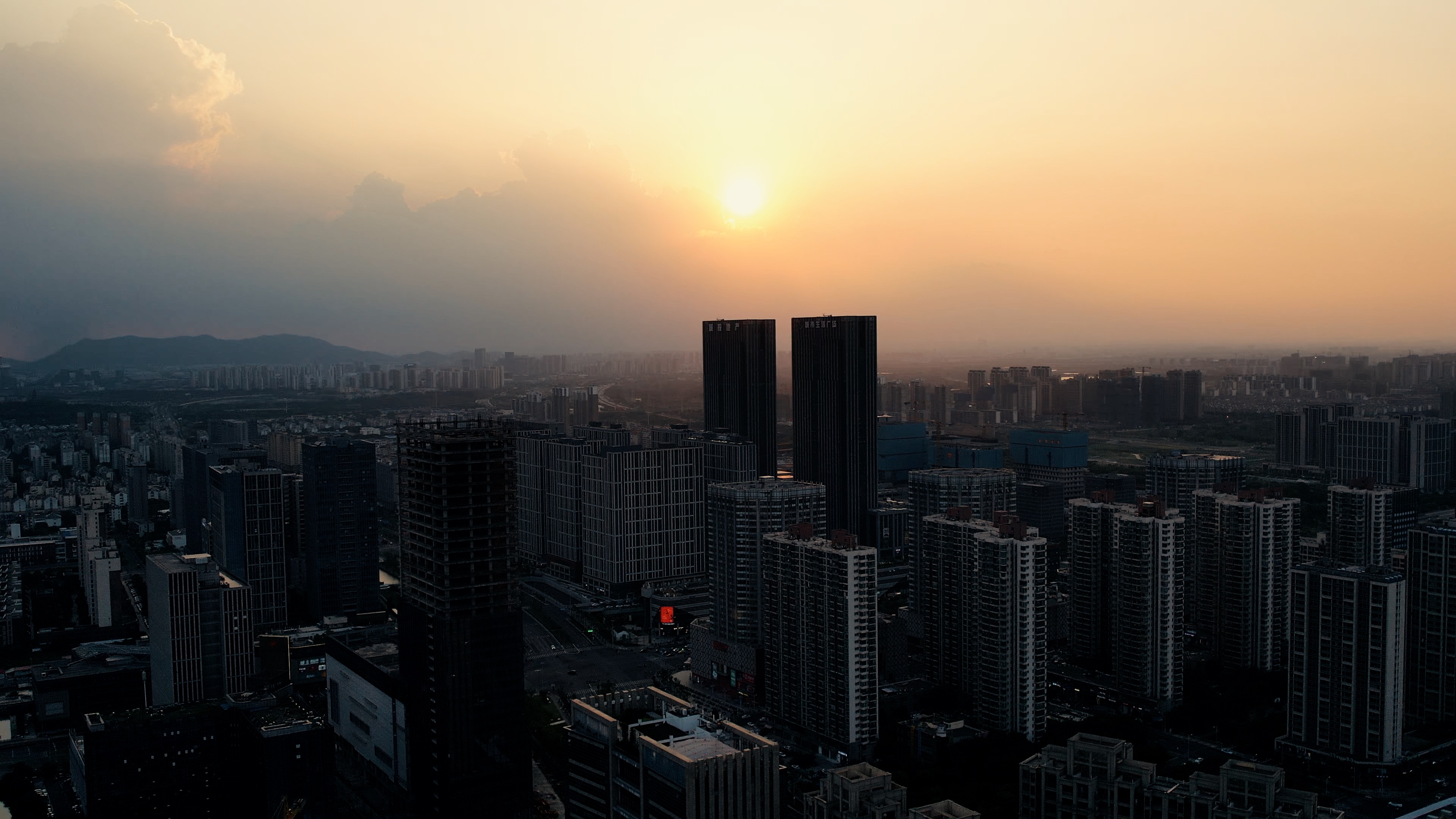 4K江苏苏州城市高楼大厦居民楼逆光航拍视频的预览图