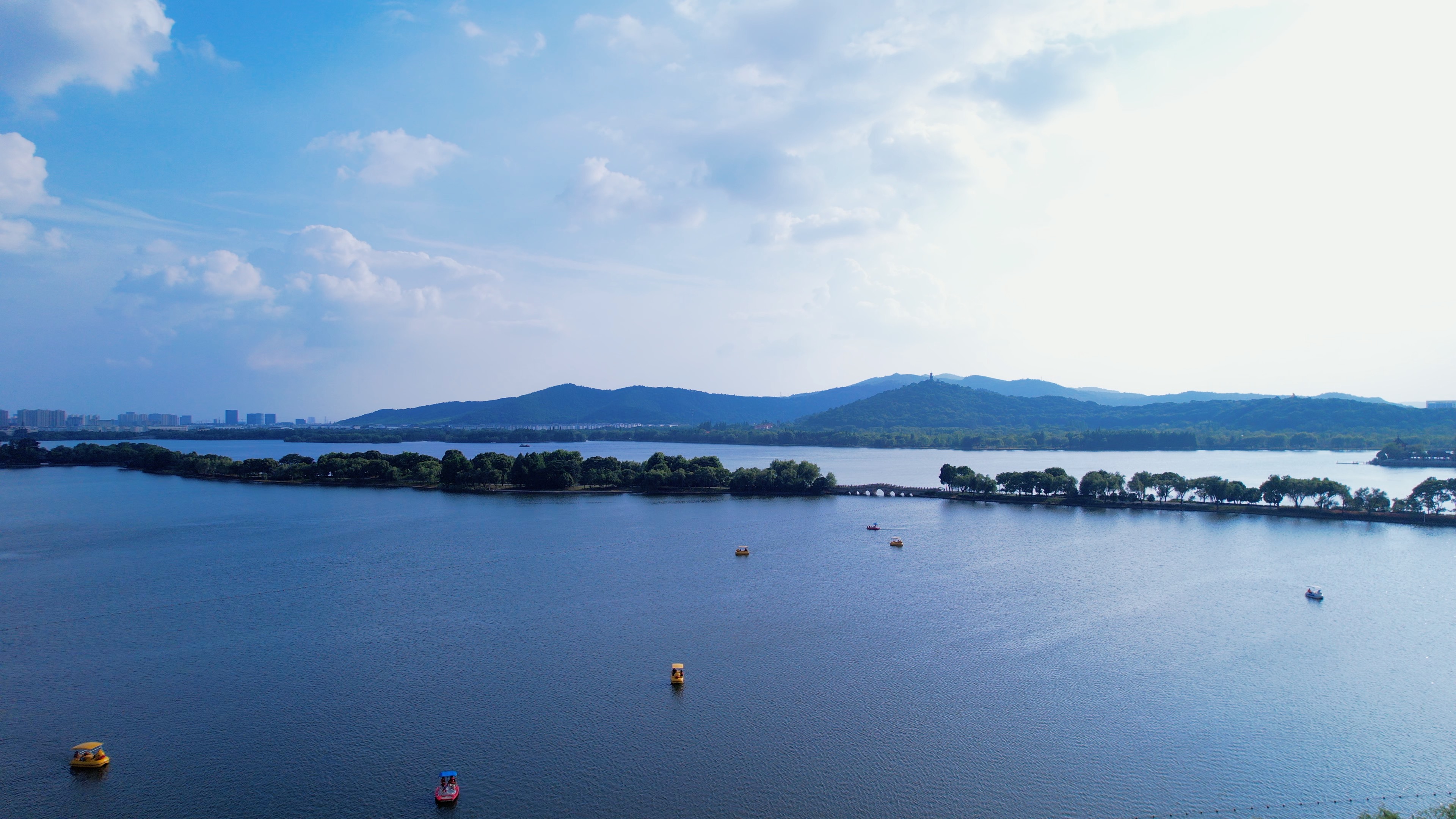 夏日西湖晴天湖光山色航拍视频4k视频的预览图