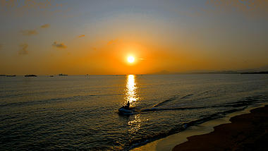 4K唯美航拍三亚凤凰湾日暮夕阳海上风光视频的预览图