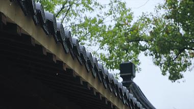 4K实拍夏季梅雨季古建筑屋檐雨滴升格视频的预览图