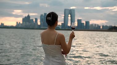 美女湖边看夕阳品红酒浪漫意境实拍视频视频的预览图
