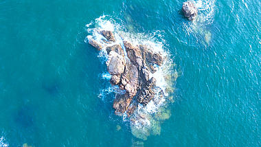 4k航拍海边礁石海水自然风光视频的预览图