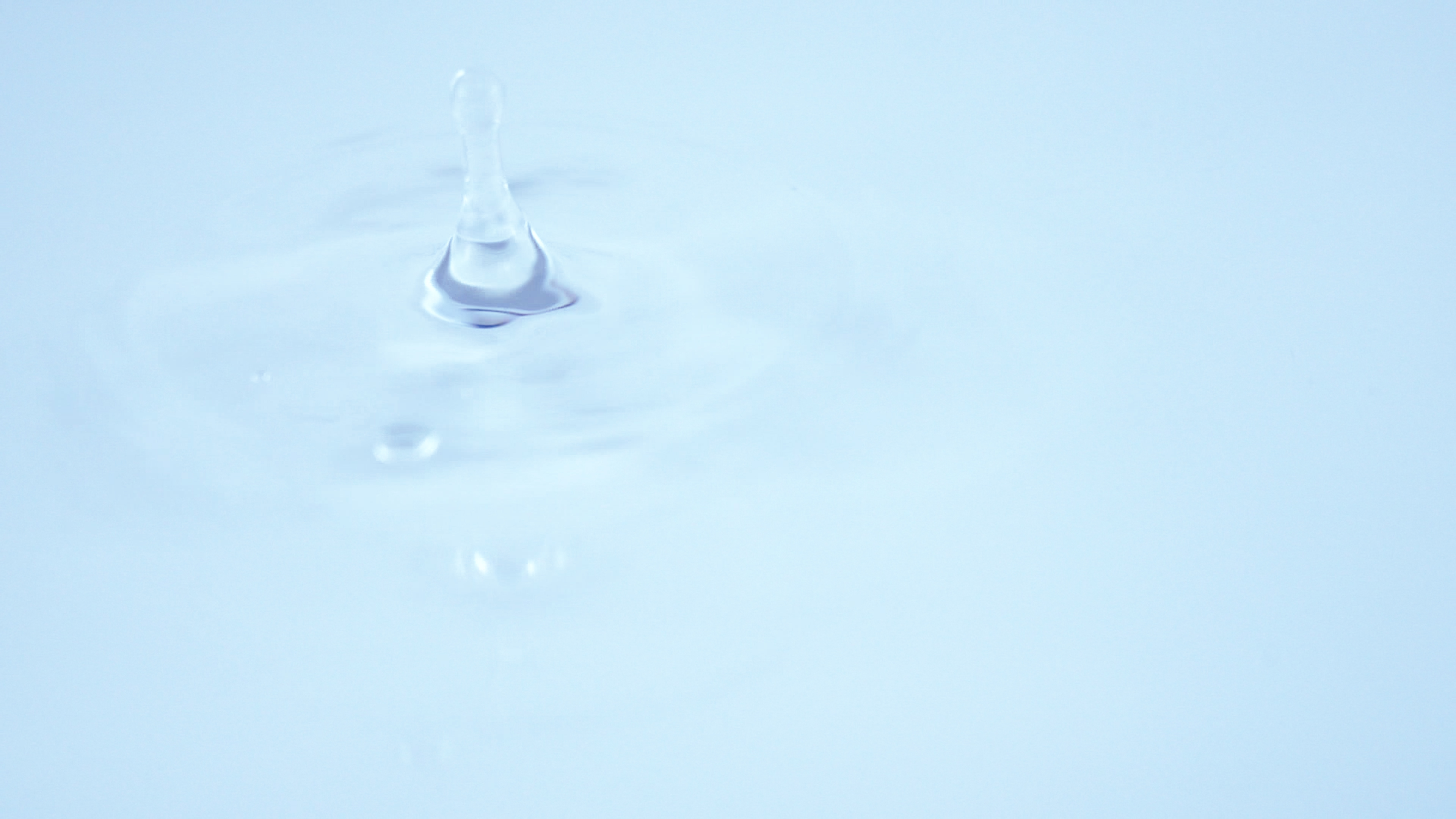 4K水滴滴落意境实拍视频视频的预览图