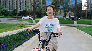 4K升格慢动作清爽夏季女孩骑行自行车视频的预览图