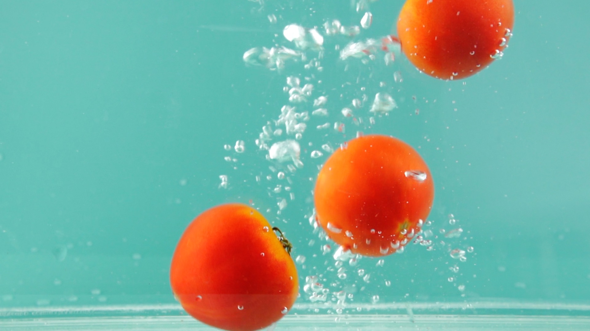 1080清水蔬菜番茄溅水升格视频视频的预览图