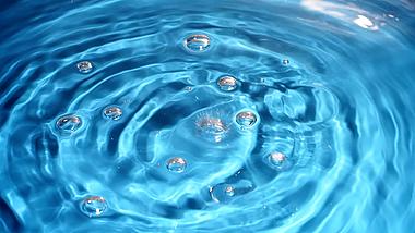 4K清水水滴滴落水面水波纹意境视频的预览图