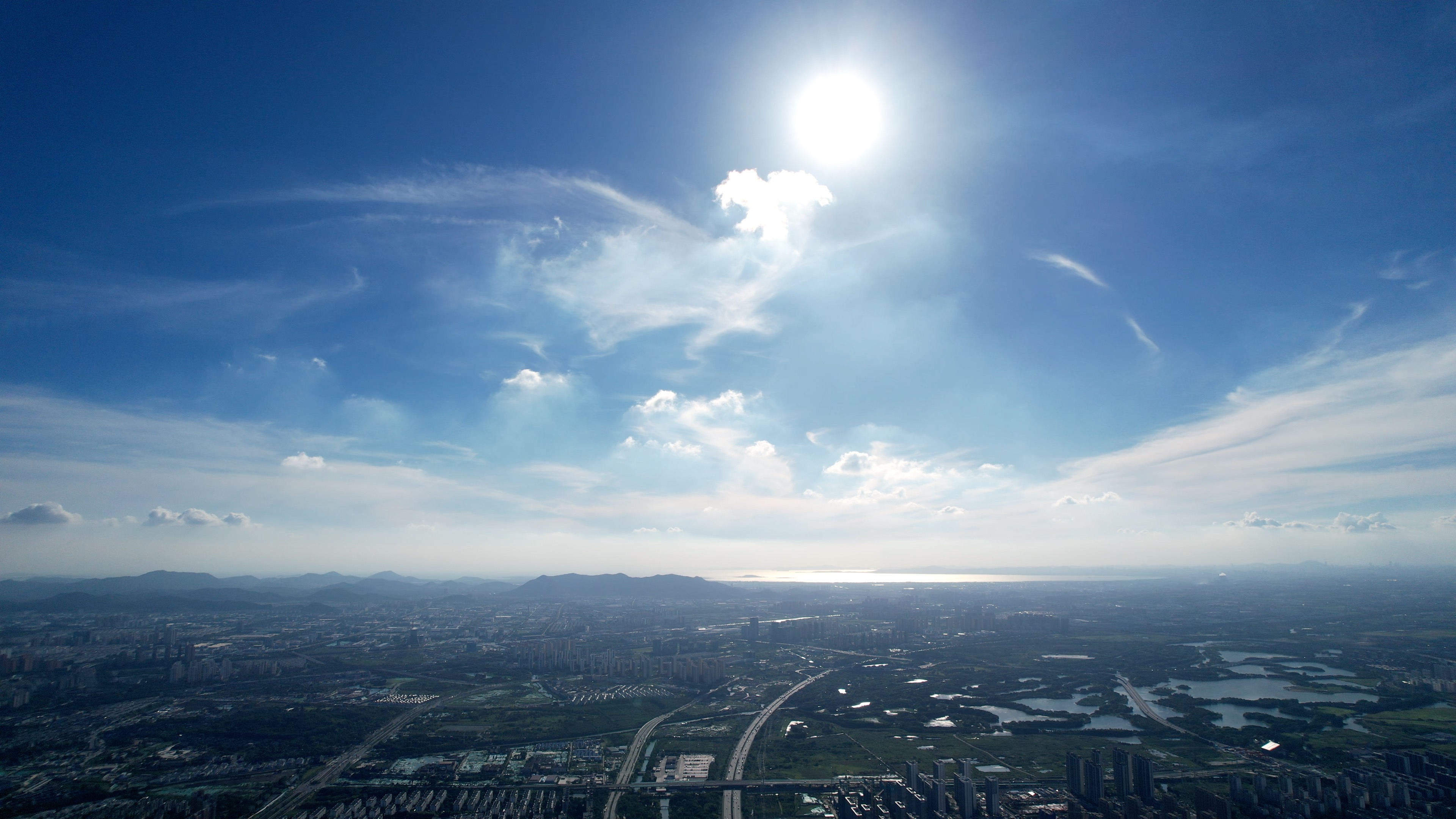 4K夏天烈日阳光下的城市航拍视频的预览图