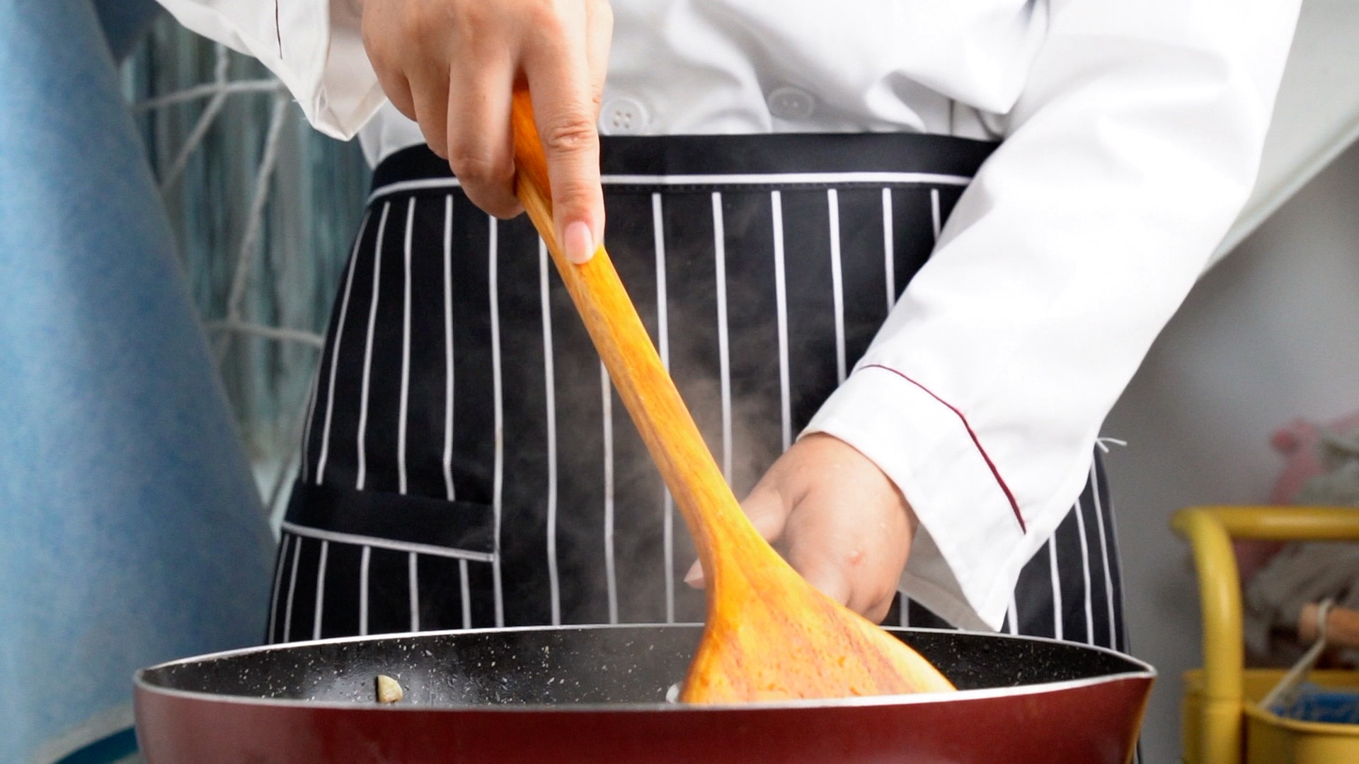 厨师烧菜时翻炒动作实拍视频视频的预览图