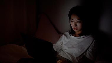 4K实拍漆黑夜里女孩加班办公工作视频的预览图