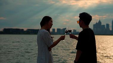 情侣湖边喝红酒浪漫实拍视频视频的预览图