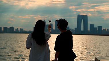 情侣湖边喝红酒浪漫实拍视频视频的预览图