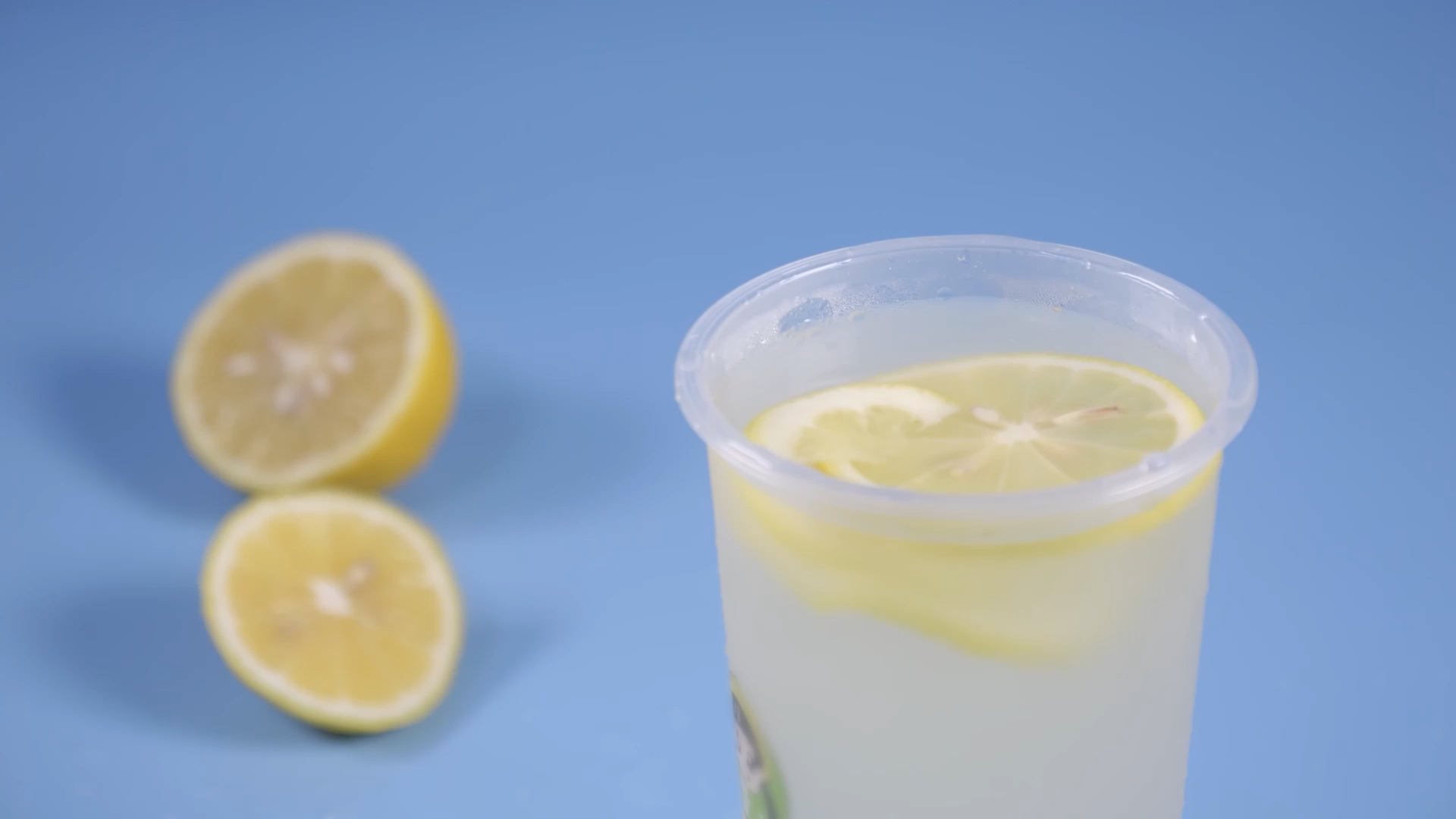 4K拍摄夏季饮品柠檬汁飞溅摆拍视频的预览图