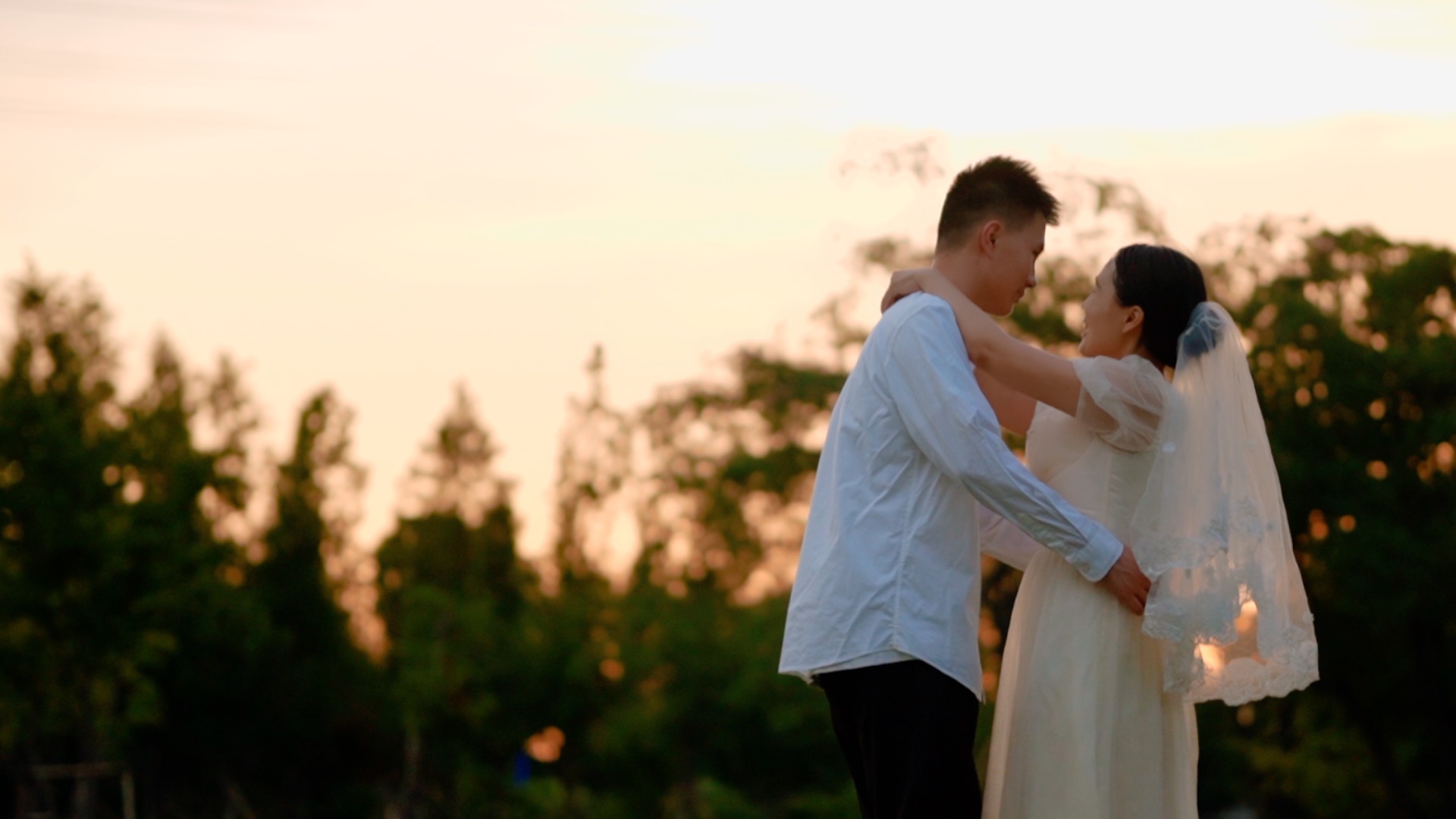 1080情侣穿婚纱拥抱转圈圈浪漫氛围视频视频的预览图