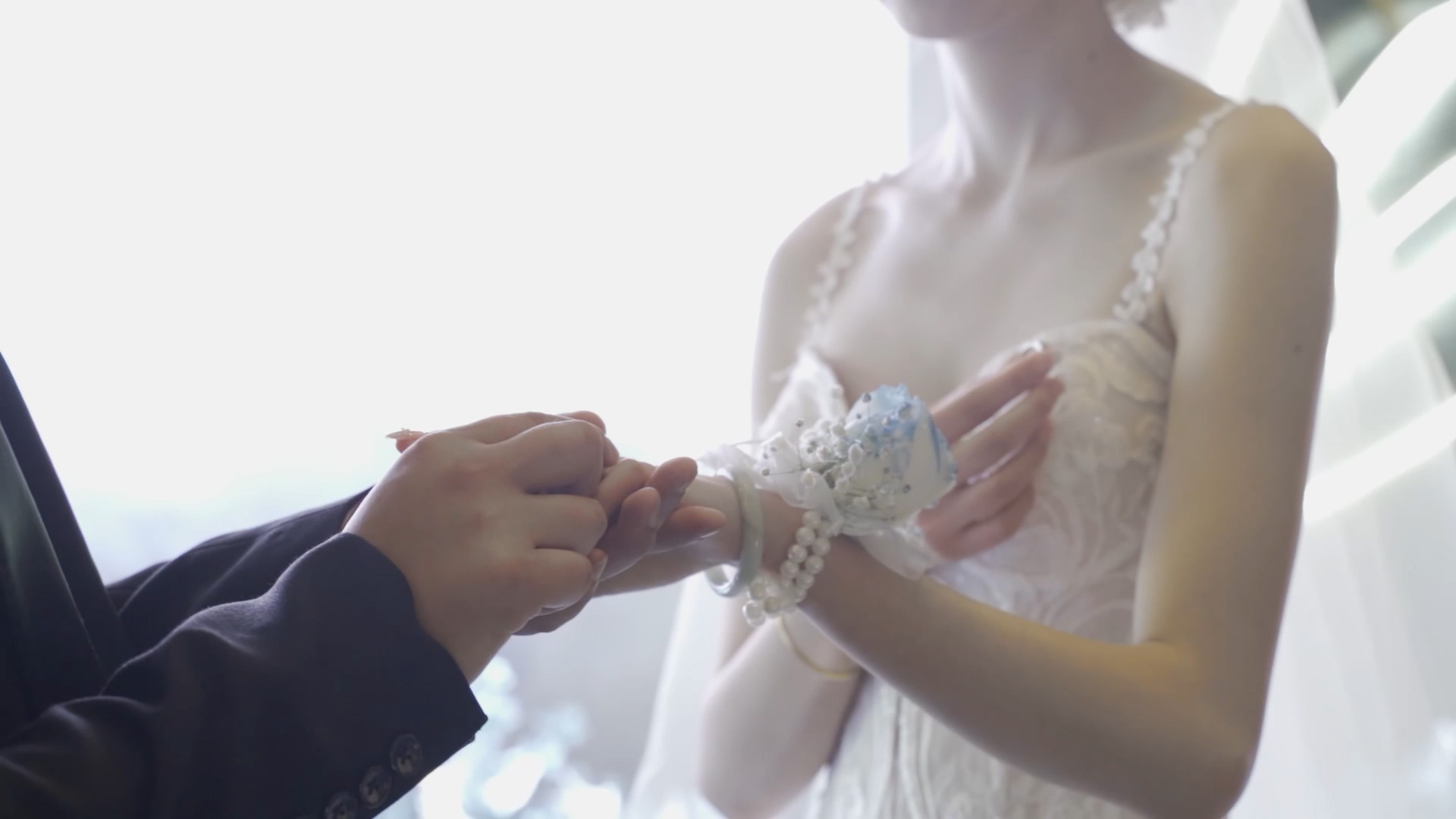 1080P拍摄情侣牵手婚纱戴戒指表白升格视频的预览图