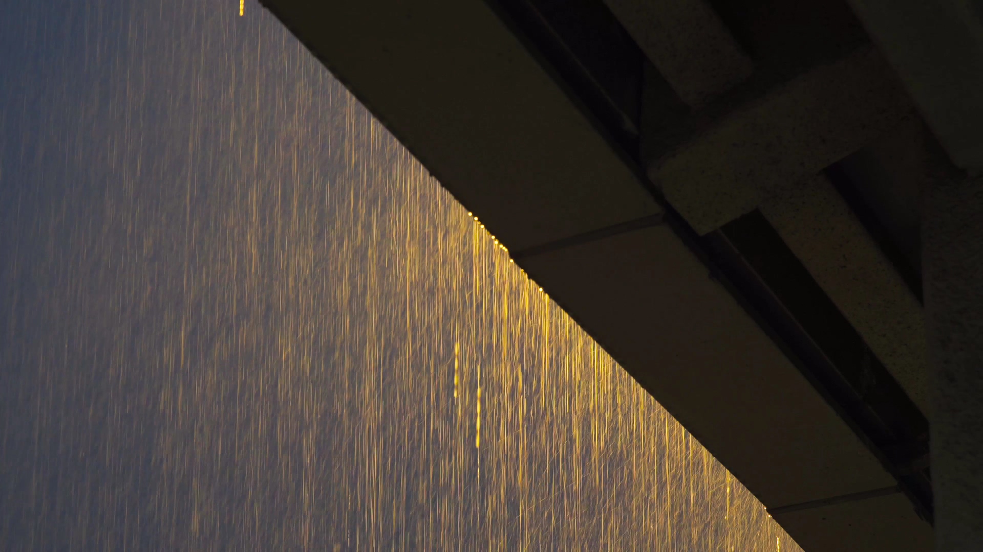 4K实拍夏天暴雨天气大雨屋檐视频的预览图