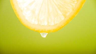 实拍1080P新鲜切片柠檬片滴汁水果果汁视频视频的预览图