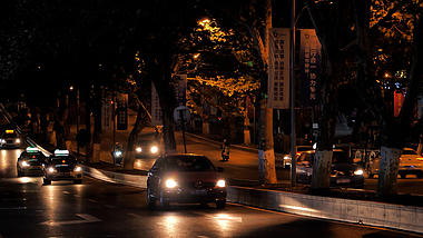 4K拍摄城市夜晚公交车出租车车流空境延时视频的预览图