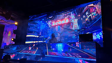 4K拍摄夜晚酒吧蹦迪打碟DJ视频的预览图